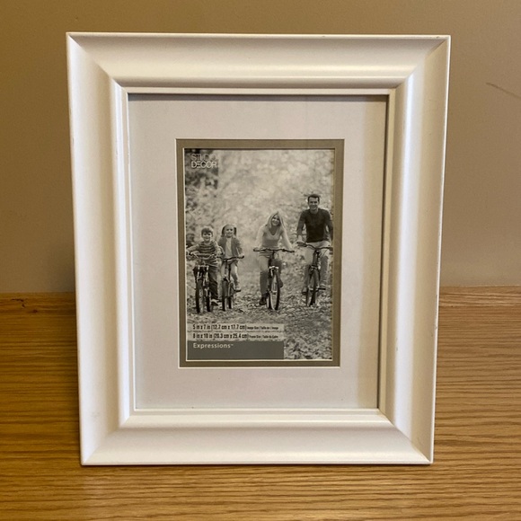 White Frame Wall Mount, Tabletop 5x7. GUC - Picture 1 of 5